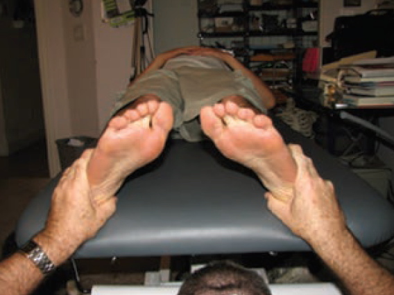 Po leczeniu przywrócona jest rotacja wewnętrzna w leżeniu na plecach.