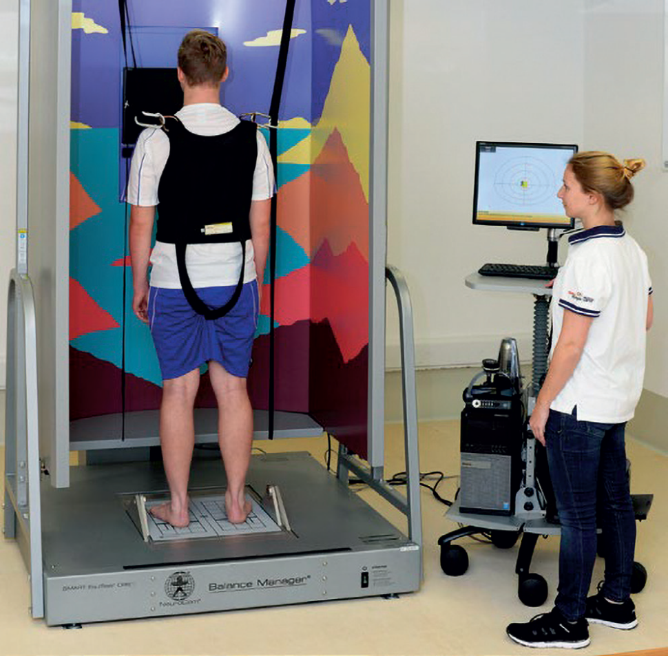 Ryc. 1. Dynamiczna posturografia wspomagana komputerowo
Equi-Test (Smart EquiTest, NeuroCom): ruchoma podstawa
i ruchoma ściana pozwala na zbadanie wpływu bodźców wzrokowych,
przedsionkowych i somatosensorycznych u pacjentów po wstrząsie mózgu