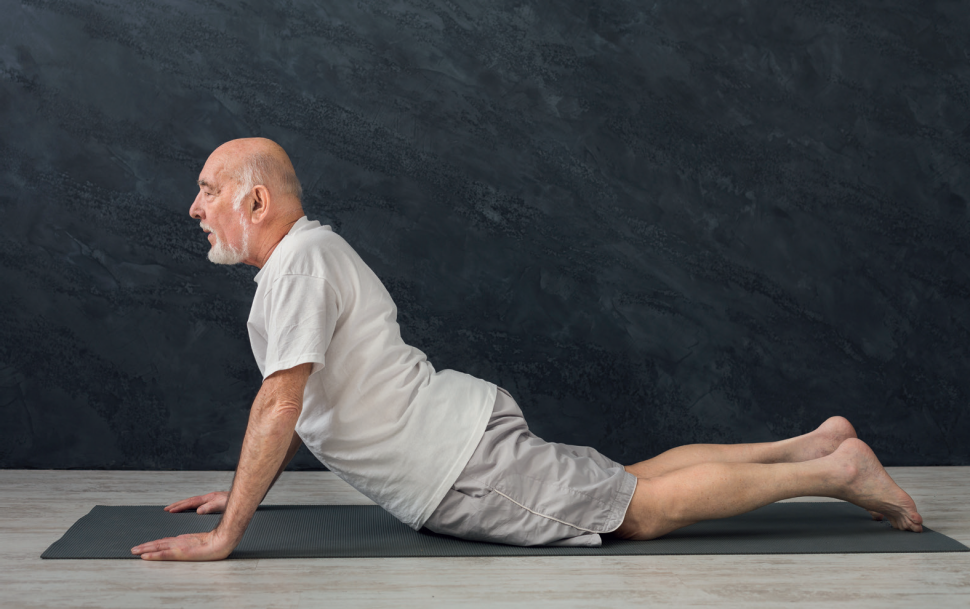 Mężczyzna z chorobą Parkinsona ćwiczy jogę