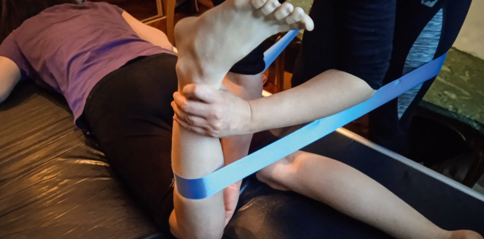 Ślizgowa mobilizacja z ruchem dla stawu kolanowego