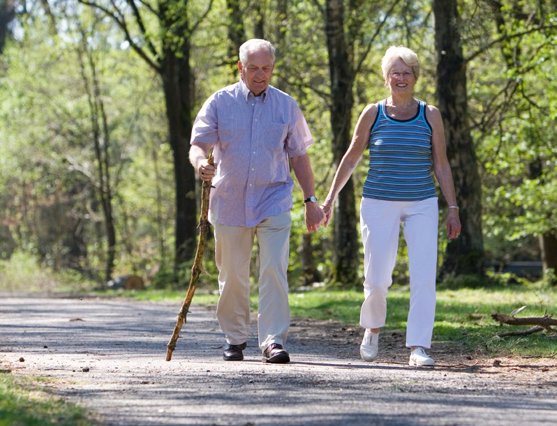 Para w średnim wieku na spacerze