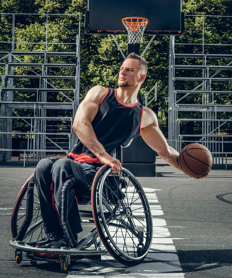 zawodnik koszykówki na wózku