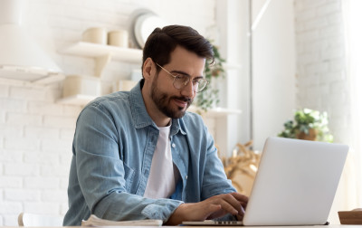 Jak odciążyć kręgosłup podczas pracy przed komputerem?
