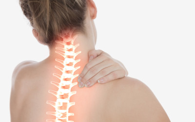 Przewlekły ból kręgosłupa – jakie mogą być przyczyny? Kiedy do specjalisty?