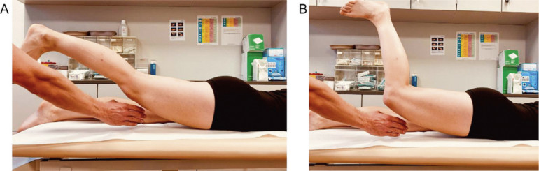 Ryc. 4. Aktywny test wytrzymałościowy z powtarzającym się wyprostem kolana (A) i zgięciem kolana  (B) podczas wyprostu biodra. Pacjenci cierpiący na PHT mają zmniejszoną siłę mięśni i nie są w stanie utrzymać kolana ponad ławką. Powtarzające się zgięcie i wyprost kolana w połączeniu z rozciągnięciem bioder powoduje obciążenie ścięgien podkolanowych.