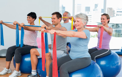Pilates poprawia sprawność fizyczną i zmniejsza ryzyko upadków u osób starszych. Przegląd systematyczny i metaanaliza