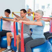 Pilates poprawia sprawność fizyczną i zmniejsza ryzyko upadków u osób starszych. Przegląd systematyczny i metaanaliza