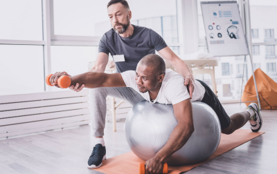 Napięcie ściany brzucha wzrasta podczas stosowania zasad dynamicznej stabilizacji nerwowo-mięśniowej w różnych pozycjach ciała