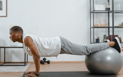 Ćwiczenia z piłką lekarską - zalety treningu i prawidłowa technika