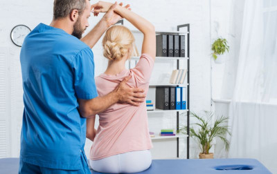 Jak wybrać idealny stół zabiegowy? Przewodnik dla fizjoterapeutów